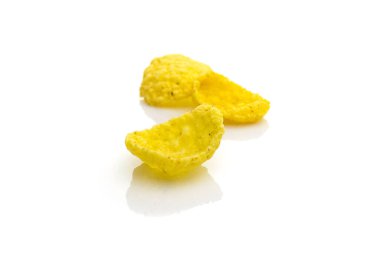 Sağlıklı tahıllar mısır gevreği sütlü kahvaltı. Atıştırmalık mısır gevreği beyaz arka planda izole edilmiş. Antioksidanlı temiz yiyecekler, omega-3, protein ve kopyalama alanı.