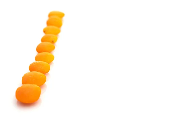 Narancs lencse magok sor elszigetelt fehér. Pile borsó táplálkozási háttér. Egészséges lencse élelmiszer, vegetáriánus étrend vagy tiszta étkezési koncepció antioxidáns, omega-3, fehérje. — Stock Fotó