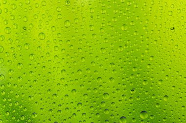 Pencere camına su damlıyor. Yağmur dokusu veya ıslak desen arkaplanı.