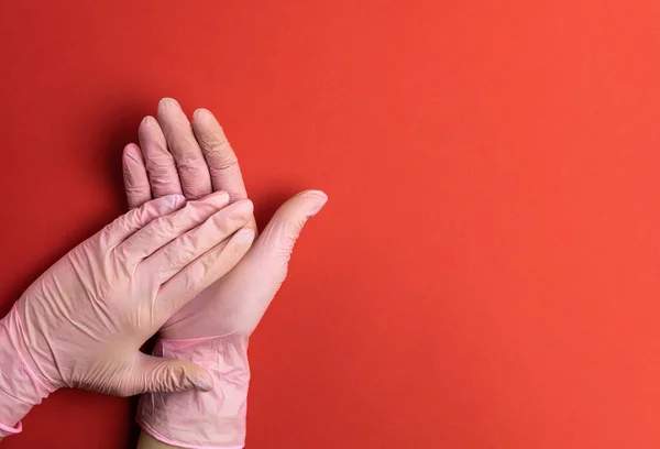 Mãos de gel no fundo vermelho médico. Lavar as mãos com gel desinfetante antibacteriano em luvas de laboratório. Proteção contra pandemia do vírus Corona lavando frequentemente. Segurança e higiene profissionais . — Fotografia de Stock