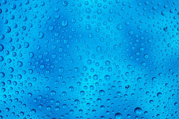 水はテクスチャの背景をドロップします。窓ガラスに雨。雨模様. — ストック写真