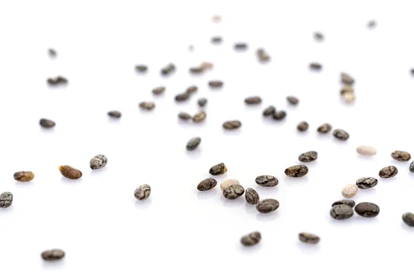 Grãos Chia sementes orgânicas isoladas em branco. Pilha fundo de comida saudável. Comida limpa com antioxidante, omega-3, proteína e espaço de cópia . — Fotografia de Stock