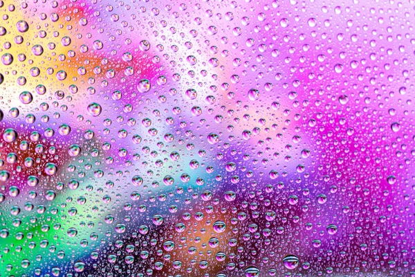L'eau tombe sur le verre de fenêtre. Texture de la pluie ou fond de motif humide . — Photo