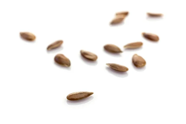 Sfondo nutrizione biologica fila di semi di lino. Pile sano Semi di lino o semi di lino marrone isolati su bianco. Antiossidante, omega-3, proteine, nutrienti minerali - concetto di dieta vegetariana . — Foto Stock