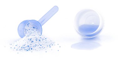 Temiz deterjan. Bardakta yıkama tozu dokusu ya da beyazda izole edilmiş çamaşır makinesi kepçesi. Sıvı sabunlu çamaşır arka planı. Eko tarzı temizlik kavramı.