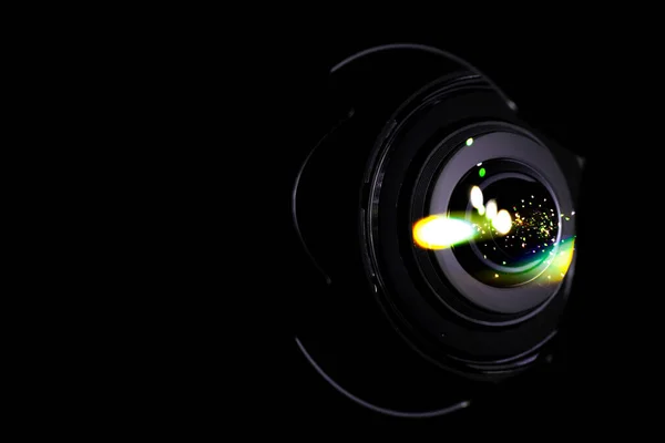 レンズの反射写真のシャッターにフレアライト、黒の背景に隔離されたビデオカメラ。フォトグラファー装置における光フラッシュ効果. — ストック写真