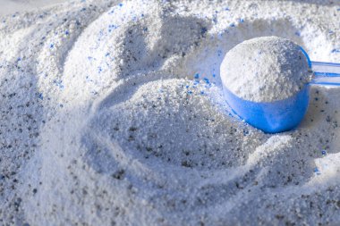 Deterjan tozu. Çamaşır arkaplanı olarak da beyaz sabun dokusu. Makine için kepçe içinde sıvı sabun. Oda servisi ve ev işleri, ev işleri temizlik hizmeti konsepti.