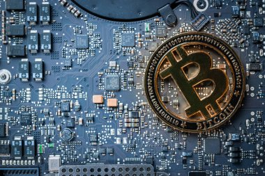 Bilgisayar elektronik devre kartında biraz altın kripto para var. Litecoin, Ethereum Crypto Cash Technology Arkaplan kavramı.