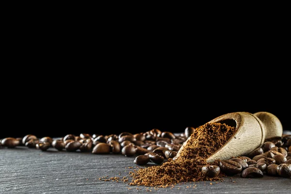 黒い食品の背景に濃いカフェインエスプレッソのための豆.カフェでコーヒーを飲むために。エネルギーモカ、カプチーノ成分のために隔離された茶色のローストコーヒーの種。マクロ写真、ソフトフォーカス — ストック写真