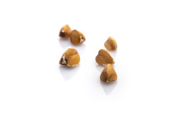 Karabuğday, beyaz üzerine izole edilmiş. Kahverengi organik vejetaryen tahıl tohumları. Çiğ tahıl yiyecekler. Vegan glütensiz organik, antioksidanlı, omega-3 proteinli, mineral besinli sağlıklı diyet..