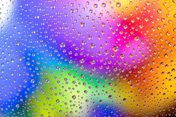 Droppar mönsterregn. Vått vatten på fönsterglas. Bubbel bakgrund. — Stockfoto