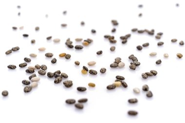 Chia tohumları beyaza izole edilmiş. Sağlıklı besin yığını geçmişi. diyet, vejetaryen ya da temiz yeme konsepti. Makro yakın çekim.