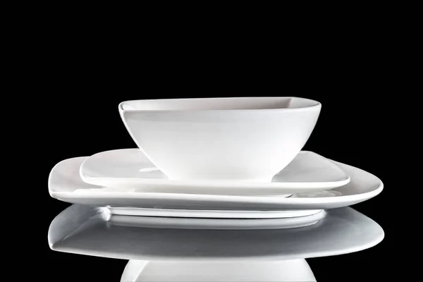 Fekete alapon izolált fehér étel. Kerek üres tányér vacsorára. Étel háttér. Étterem konyha minimalista koncepció. — Stock Fotó