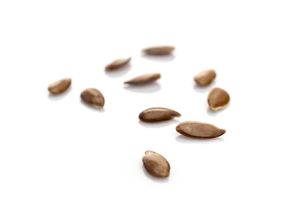 Sementes de linho, linhaça, linho isolado sobre branco. Fundo de pilha de comida saudável. Dieta, vegetariano ou conceito de alimentação limpa. Macro close-up . — Fotografia de Stock