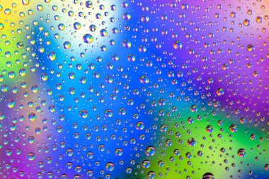 Arka planı düşürür. Camda ıslak su var. Yağmur deseni dokusu.