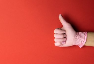 Sağlık eldivenleri, enfeksiyon önleme. Antiseptik el antibakteriyel dezenfektan laboratuvar eldivenleri kullanıyor. Corona virüsünün önlenmesi için kırmızı arka plan, Coronavirüs yayılmasını durdurmak için hijyen.