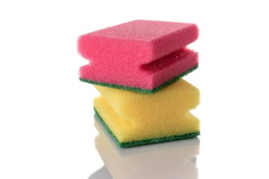 Temizlik süngeri mutfak beyaz arka planında izole edilmiş. Evin temiz ekipman geçmişi var. Temizlik hizmetleri için malzemeler.