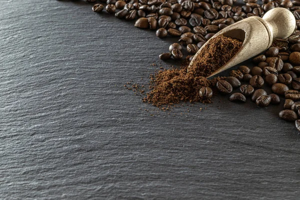 Comida, beber cafeína de fondo. Granos de café oscuro para el desayuno expreso negro en la cafetería. Concepto de energía matutina y alegría o refresco nocturno. Macro fotografía, enfoque suave — Foto de Stock