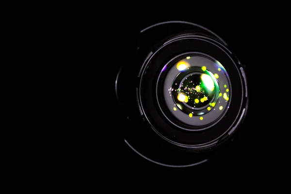 Reflexão de lentes Luzes de clarão no obturador da foto, câmera de vídeo isolada no fundo preto. Efeito flash de raios ópticos em equipamentos de fotógrafo . — Fotografia de Stock