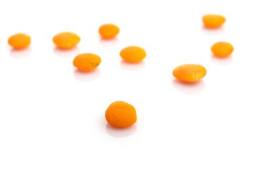 Mısır gevreği mercimek ve organik tohumlar. Sağlıklı kırmızı çiğ mercimek, beslenme gıdası. Antioksidanlı, omega-3 proteinli, mineral besinli sağlıklı vejetaryen gıda kavramı.