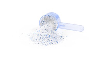 Sıvı deterjan. Çamaşır için bardakla yıkama tozu, beyaz arka planda izole edilmiş çamaşır makinesi. Kepçeli sabun dokusu. Geçmişi temiz. Ev hanımlarının kuru temizleme konsepti. Düzenli yıkama.