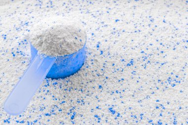 Temizlik ürünleri. Kepçeli beyaz sabun dokusu. Çamaşır makinesi için bardakta sıvı deterjan. Çamaşır yıkama arka planı. Eko tarzı temizlik kavramı