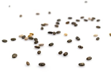 Chia tohumları kaşık arka planı. Yığınla yiyecek beyaza izole edilmiş. Sağlıklı beslenme, diyet ve detoksifikasyon konsepti, yazı için yer. Makro yakın çekim