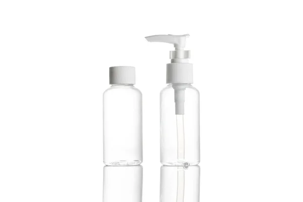 空的洗涤剂容器 用于矿物化妆品 肥皂洗发水 用白色隔离 透明底座喷雾瓶中清澈的水塑料空白盖 防腐凝胶 — 图库照片
