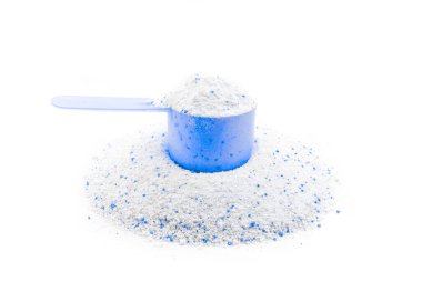 Deterjan makinası. Beyaz giysiler için çamaşır deterjanı. Bardak, temiz çamaşır dokusu arka planında sıvı sabun için kaşık. Oda servisi ve ev işleri, ev işleri temizlik hizmeti konsepti