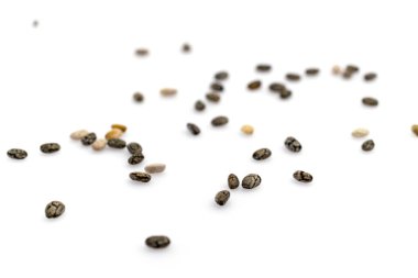 Chia tohumları beyaza izole edilmiş. Sağlıklı gıda organik arka plan. Süper gıda yüksek vitamin E, antioksidan, omega-3, protein ve sağlıklı yiyecekler için diyet lifleri.