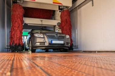 Araç temiz. Su sabunundan elde yıkama. Temizleme istasyonunda köpük araba yıkama makinesi. Otomatik bakım, ağda.