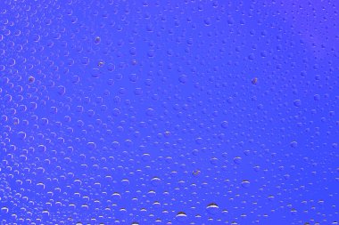 Bir damla su. Cam desen arka planında ıslak yağmur yağışıweather forecast