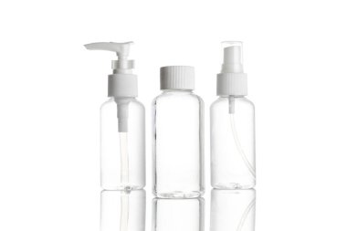 Jel şişesi. Temiz plastik şampuan ve beyaza izole edilmiş mineral kozmetik. Şeffaf arkaplanda su püskürtme spreyi. El Alkol Temizleyicisi