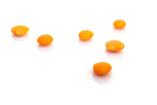 Vörös Nyers Lencse Magok Narancssárga Borsó Fehér Alapon Izolálva Egészséges — Stock Fotó