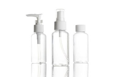 Pompa şişesi, mineral kozmetik için boş dezenfektan kutusu, beyaza izole edilmiş sabun şampuanı. Su için temiz plastik boş kapak, saydam arka planda sprey şişesinde antiseptik jel.