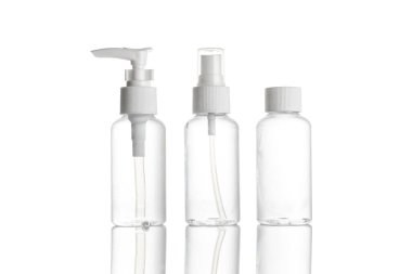Dezenfektan şişesi. Antiseptik jel, kozmetik sabun ve beyaza izole edilmiş mineral şampuanı için boş temiz plastik pompa kabı. Şeffaf arkaplanda su kapağı boşluğu spreyi.