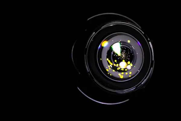 Reflejo de lentes Luces de destello en el obturador de la foto, cámara de vídeo aislada sobre fondo negro. Efecto flash de rayos ópticos en equipos de fotógrafos . — Foto de Stock