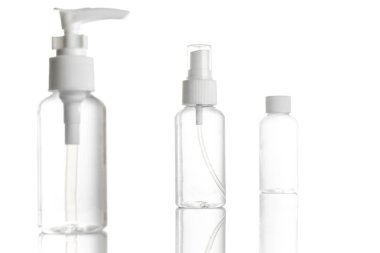 Sabun şampuanı ve mineral kozmetik için boş şişe. Dezenfektan jeli için temiz plastik kapak ya da beyaza izole edilmiş su. Sprey, pompa şeffaf arkaplan.