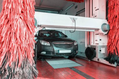 Araba yıkama servisinde su temizleyici araba. Sabundan araba yıkama, daha temiz bir istasyonda köpük. Otomatik bakım, ağda.