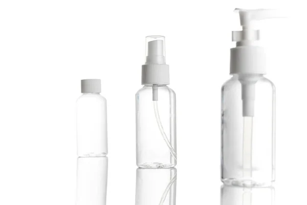 Spuitfles, lege pomp doorzichtige plastic container cosmetische zeep en minerale shampoo. Antiseptische gel geïsoleerd in water blanco dop op witte achtergrond. Antibacteriële reinigingsbuis — Stockfoto