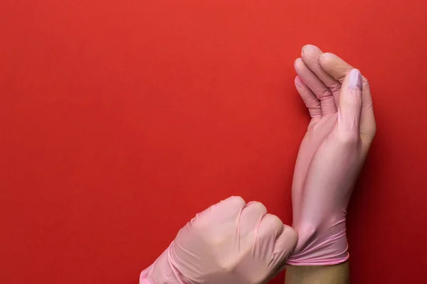 Luva de mão a segurar. Mão usando gel desinfetante antibacteriano em luvas de laboratório em fundo vermelho médico. Medidas preventivas para proteger contra coronavirus.Professional segurança e higiene . — Fotografia de Stock