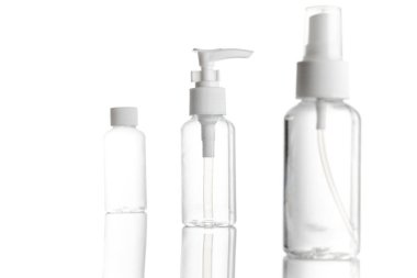 Sabun şampuanı ve mineral kozmetik için boş şişe. Dezenfektan jeli için temiz plastik kapak ya da beyaza izole edilmiş su. Sprey, pompa şeffaf arkaplan.