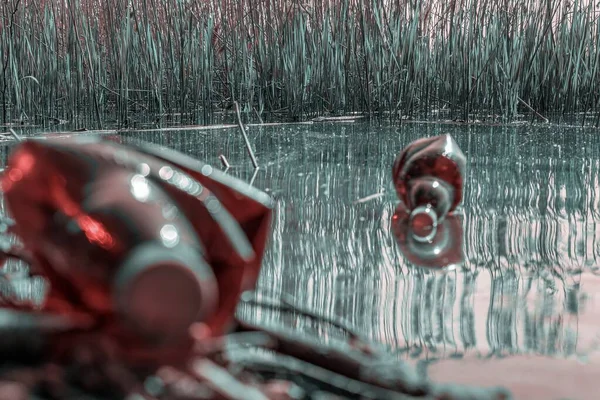 Umweltschutz. Müll im Meerwasser Strand. Plastikmüll in Meer, Ozean und Umwelt. Leere gebrauchte schmutzige Flaschen. Ökologische Probleme. — Stockfoto