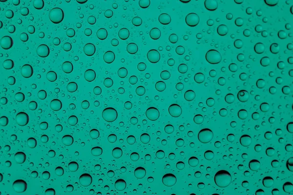 背景に水が落ちる。窓ガラスに雨の質感。ぬれた模様. — ストック写真