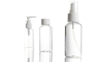 Püskürtme şişesi, boş pompa temiz plastik konteyner kozmetik sabun ve mineral şampuanı. Antiseptik jel, beyaz arka planda su boşluğu kapağında izole edilmiş. Antibakteriyel dezenfektan tüpü