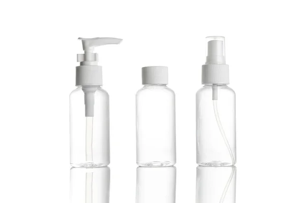 Flacone di gel. Plastica trasparente bianca per shampoo sapone e cosmetici minerali isolati su bianco. Spray tappo acqua su sfondo trasparente. Sanitizzatore dell'alcool della mano. — Foto Stock