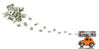 Yüz dolarlık banknot. Düşen para izole edilmiş bir geçmiş. Amerikan parasıyla izole edilmiş küçük oyuncak araba..