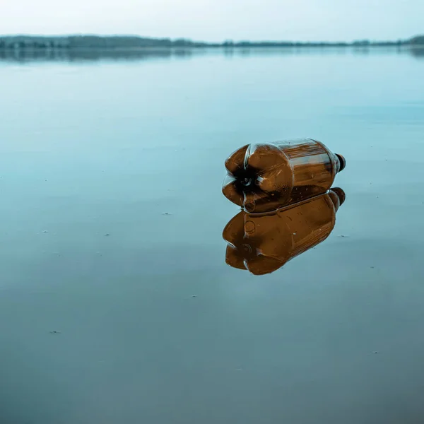 環境汚染。環境と水の中の廃棄物。海の海のビーチでプラスチックごみ。空の生態学的問題使用汚れたプラスチックボトル. — ストック写真