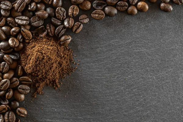 Beber cafeína desayuno. Café frijoles para taza de café espresso negro fondo oscuro en la cafetería. Surtido de semillas de café tostadas molidas e instantáneas en piedra. Copiar espacio, vista superior — Foto de Stock