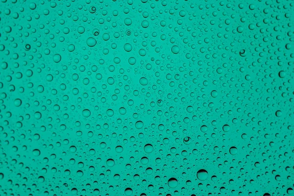 Капает воду на стекло. Мокрый фон с рисунком дождя . — стоковое фото
